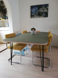 Eettafel op maat met linoleum en Hairpin poten