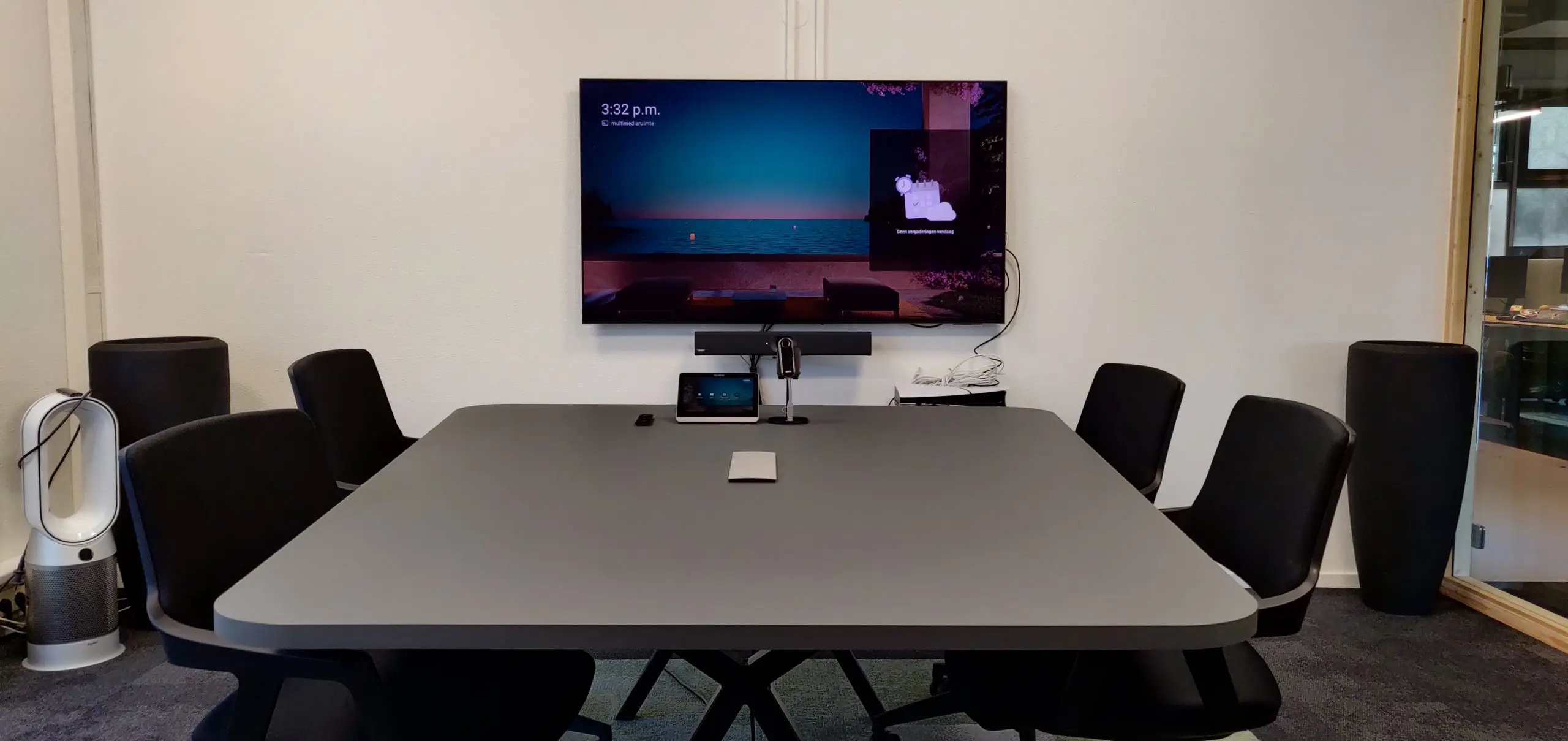 vergadertafel op maat met presenatietechniek