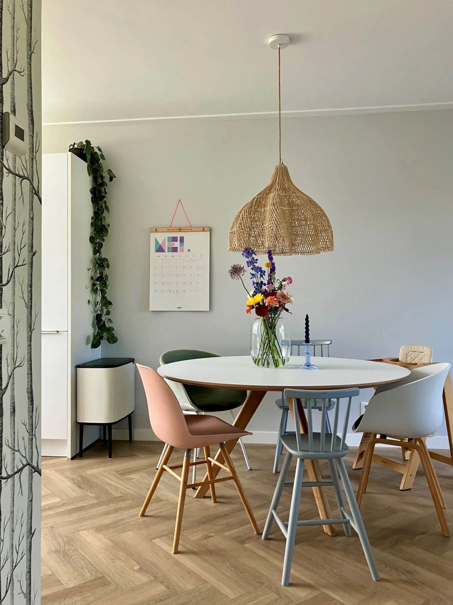 ronde eettafel met houten poten