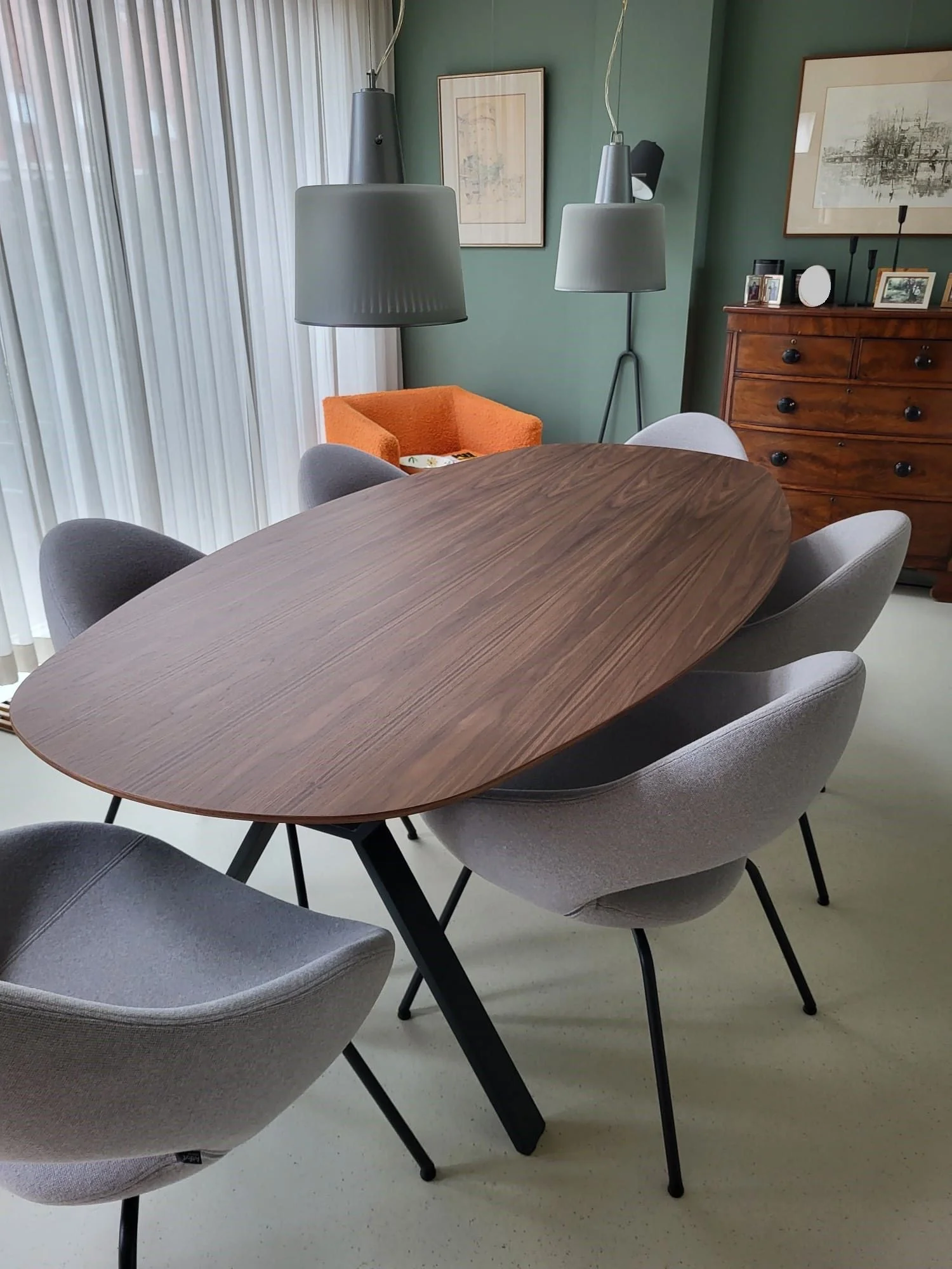 Pisto eettafel in notenfineer